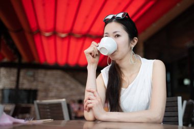 bir kafede kahve içme kadın