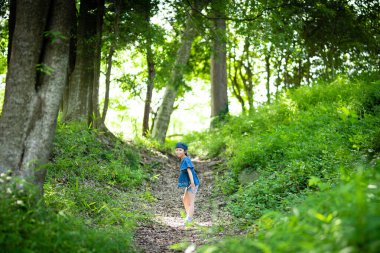 Ormandaki küçük tatlı Asyalı kız