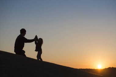 Baba kızıyla oynuyor.