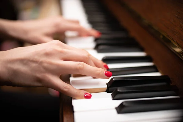 Piyano çalan kadın eller
