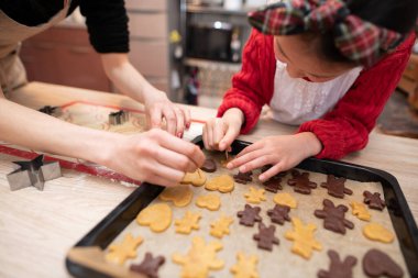 Anne ve kızı kurabiye yapma