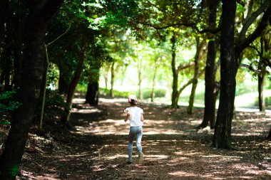 Kız doğa parkında koşuyor