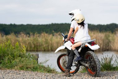 Baba ve kızı iki koltuklu off-road bisikleti sürüyor. 