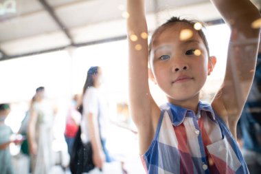 Kız vitrine bakıyor.