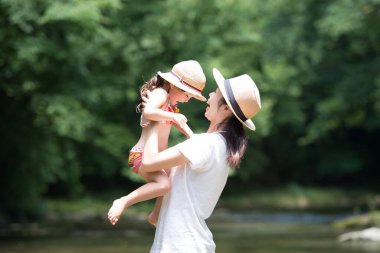 Anne ve kızı nehirde oynuyorlar. 