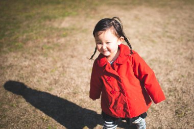 Parkta oynayan küçük kız.