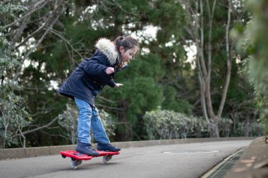 Caster tahtasında pratik yapan bir kız.