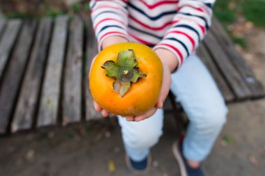 Elinde hurma olan çocuk.