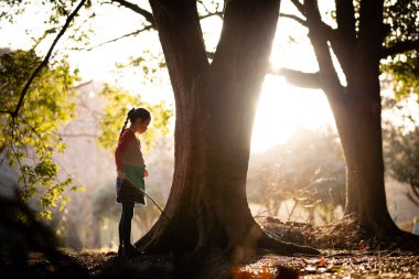 ormanda oynayan kız