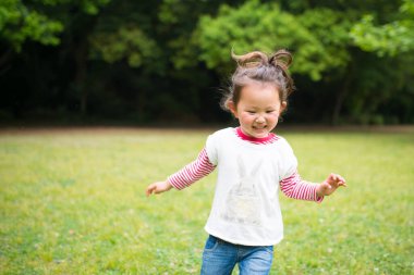 Parkta oynayan Asyalı kız.