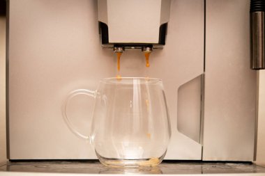 Kahve makinesinde cam var.