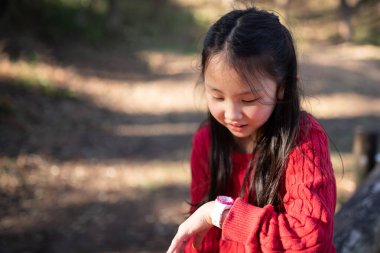 Kız saate bakıyor.