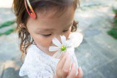 Elinde çiçek tutan bir kız