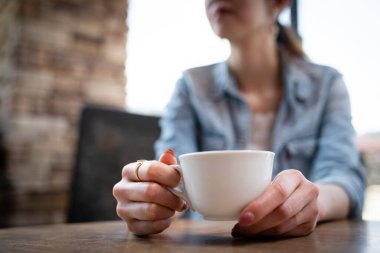 bir kafede kahve içme kadın