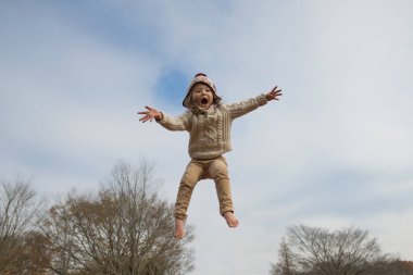 genç kız havada atlama