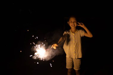 El yapımı havai fişeklerle oynayan kız