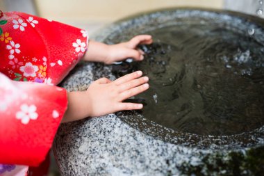 Kimono giyen bir kızın eli.