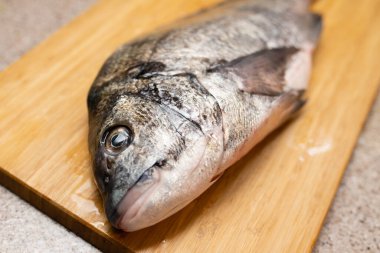 Kesme tahtasındaki Karadeniz çipleri