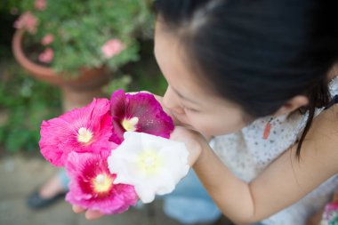 Çiçekli kız elleri.