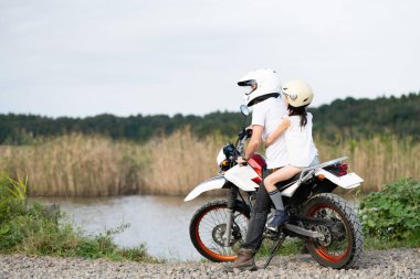 Baba ve kızı iki koltuklu off-road bisikleti sürüyor. 