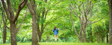 ormanda oynayan kız