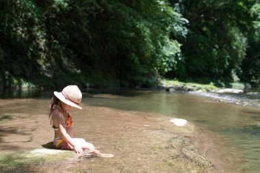 Nehirde oynayan kız