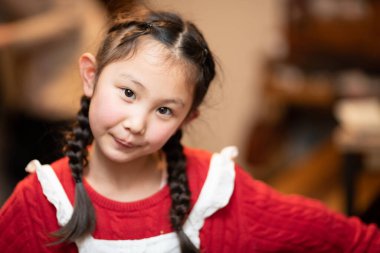 Mutfakta bir önlük giyen kız