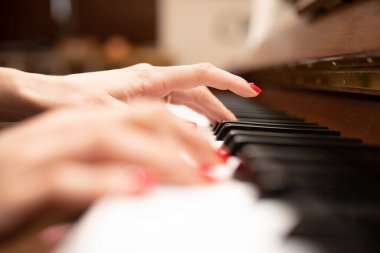Piyano çalan kadın eller