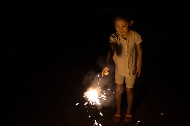 El yapımı havai fişeklerle oynayan kız