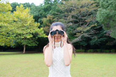 Dürbünle görülecek kadın