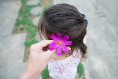 Kızda çiçek saçı süsleri.