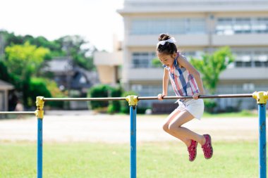Kız çocuk parkında egzersiz yapıyor.