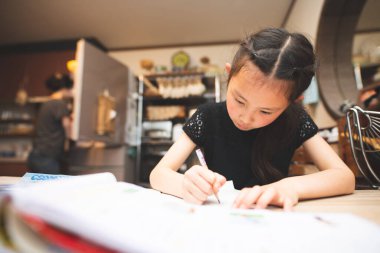 Masada resim çizen Asyalı küçük kız! 