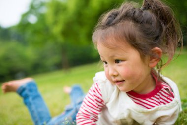Çimenlerde oynayan kız