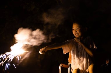 El yapımı havai fişeklerle oynayan kız