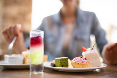 Kafede tatlı yiyen bir kadın.