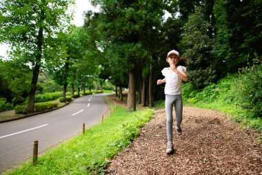 Kros koşusu yapan bir kız