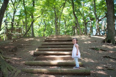 Ormanda yürüyen kız