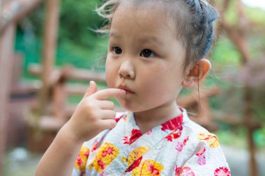 Jinbei giyen Asyalı kız. 