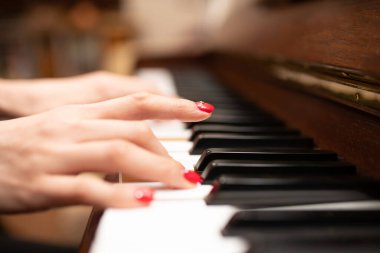 Piyano çalan kadın eller