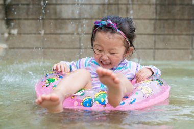 Şamandırada oynayan kız