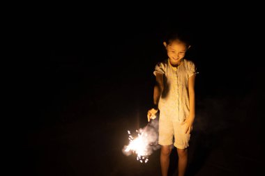 El yapımı havai fişeklerle oynayan kız