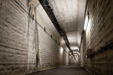 Ürkütücü ve sessiz karanlık alt geçit.