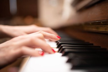 Piyano çalan kadın eller