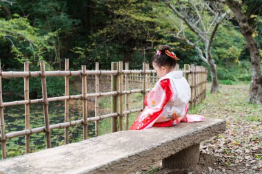 Kimono giyen bir kız.