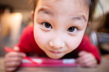 Tablet eğitiminden ilham alan kız