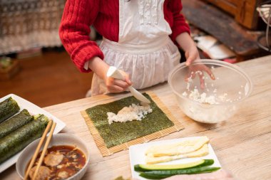 Suşi yapan bir çocuğun elleri.