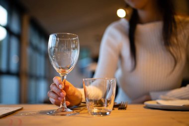 bir bardak şarap ile kadın