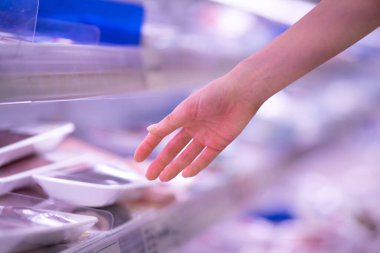 Süpermarkette ürün seçen çocuk eli