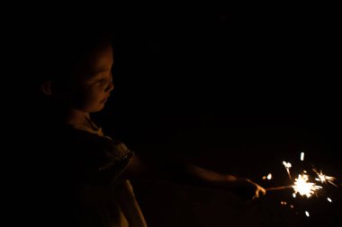 El yapımı havai fişeklerle oynayan kız